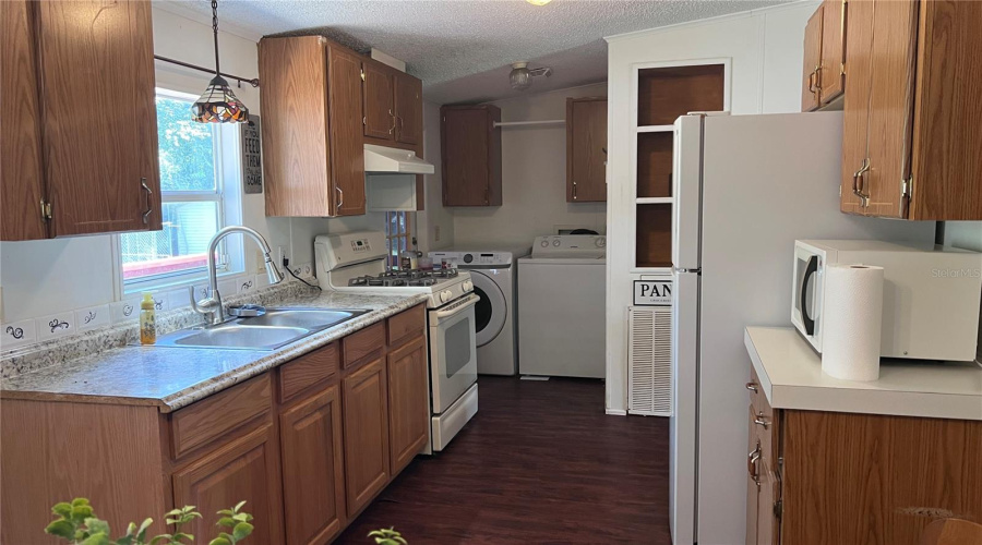 Oxford, Florida 34484, 3 Bedroom Bedrooms, ,2 Bathroombathrooms,Residential,For Sale,Hwy 466,0,Mfrg5116609