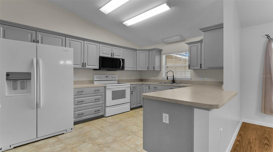 Fruitland Park, Florida 34731, 3 Bedroom Bedrooms, ,2 Bathroombathrooms,Residential,For Sale,Pine Tree,0,Mfrg5116924