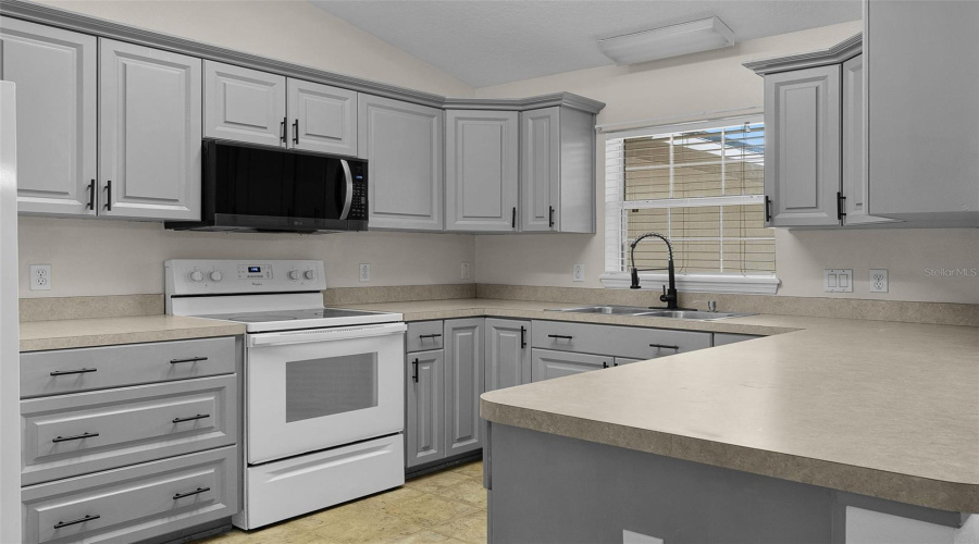 Fruitland Park, Florida 34731, 3 Bedroom Bedrooms, ,2 Bathroombathrooms,Residential,For Sale,Pine Tree,0,Mfrg5116924