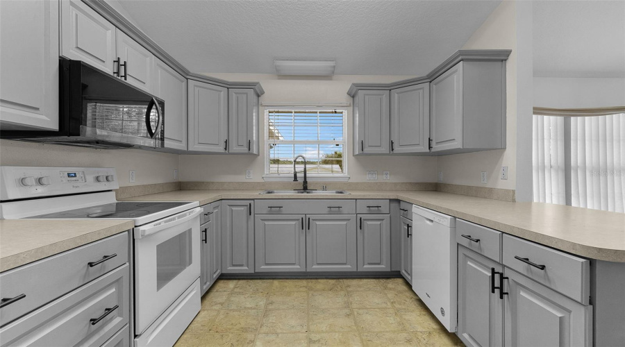 Fruitland Park, Florida 34731, 3 Bedroom Bedrooms, ,2 Bathroombathrooms,Residential,For Sale,Pine Tree,0,Mfrg5116924