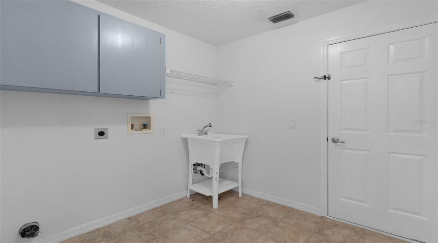 Fruitland Park, Florida 34731, 3 Bedroom Bedrooms, ,2 Bathroombathrooms,Residential,For Sale,Pine Tree,0,Mfrg5116924