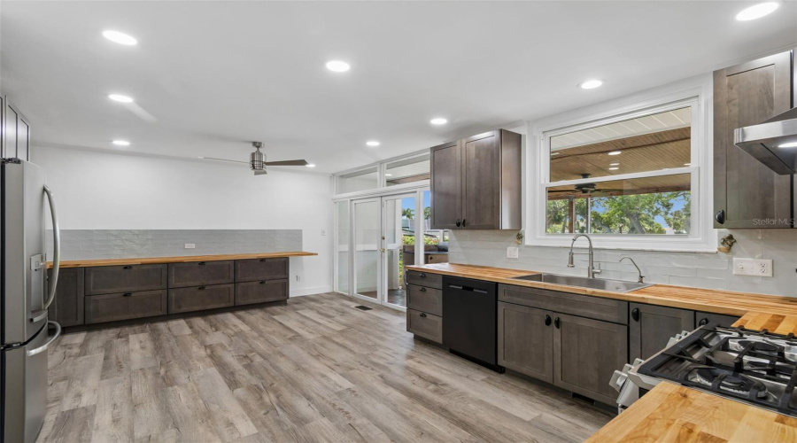 Tarpon Springs, Florida 34689, 4 Bedroom Bedrooms, ,2 Bathroombathrooms,Residential,For Sale,Bayshore,0,Mfrtb8540475
