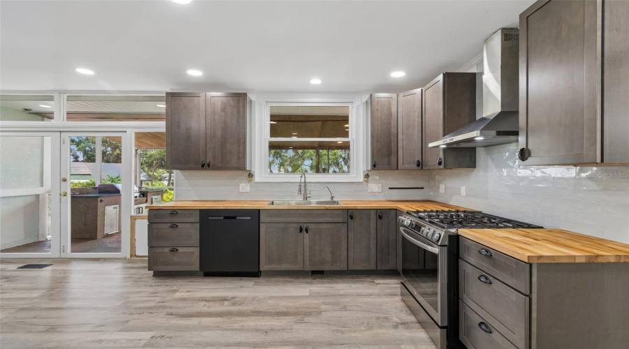 Tarpon Springs, Florida 34689, 4 Bedroom Bedrooms, ,2 Bathroombathrooms,Residential,For Sale,Bayshore,0,Mfrtb8540475
