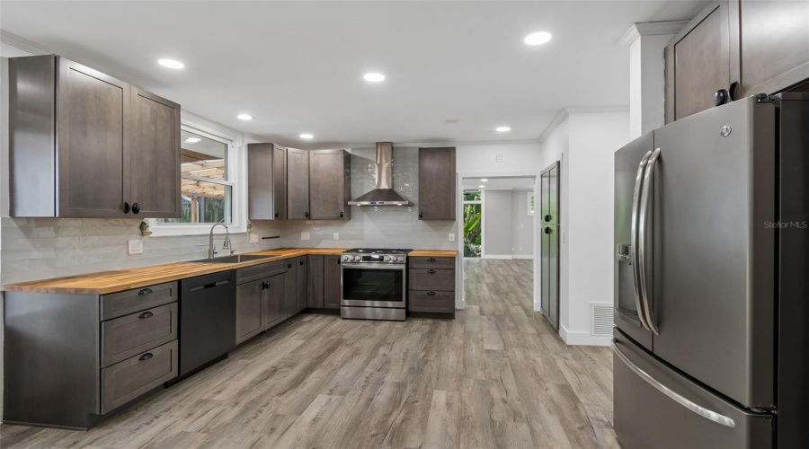 Tarpon Springs, Florida 34689, 4 Bedroom Bedrooms, ,2 Bathroombathrooms,Residential,For Sale,Bayshore,0,Mfrtb8540475