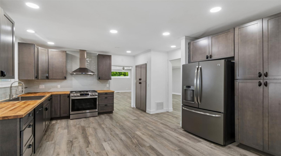 Tarpon Springs, Florida 34689, 4 Bedroom Bedrooms, ,2 Bathroombathrooms,Residential,For Sale,Bayshore,0,Mfrtb8540475