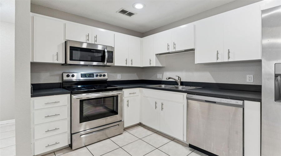 Lakeland, Florida 33810, 2 Bedroom Bedrooms, ,2 Bathroombathrooms,Residential,For Sale,Shirley,0,Mfro6436524