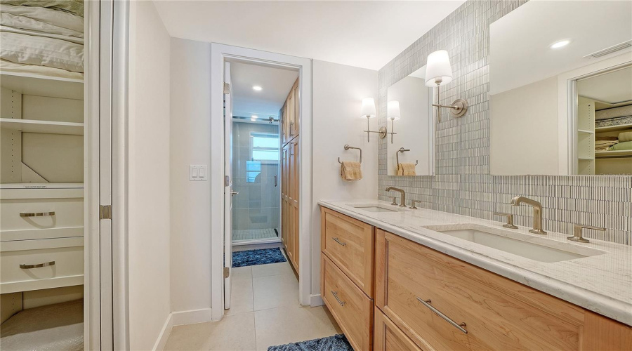 Sarasota, Florida 34242, 2 Bedroom Bedrooms, ,2 Bathroombathrooms,Residential,For Sale,Midnight Pass,0,Mfra4703664
