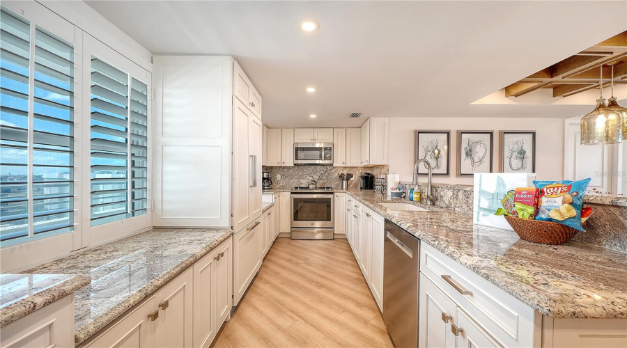 Sarasota, Florida 34242, 2 Bedroom Bedrooms, ,2 Bathroombathrooms,Residential,For Sale,Midnight Pass,0,Mfra4703664