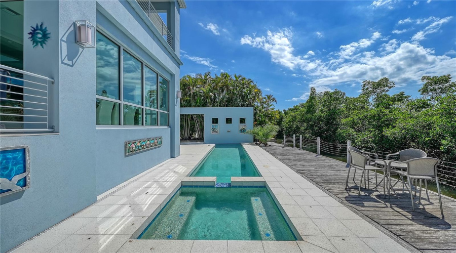 Longboat Key, Florida 34228, 4 Bedroom Bedrooms, ,3 Bathroombathrooms,Residential,For Sale,Jungle Queen,0,Mfra4696488