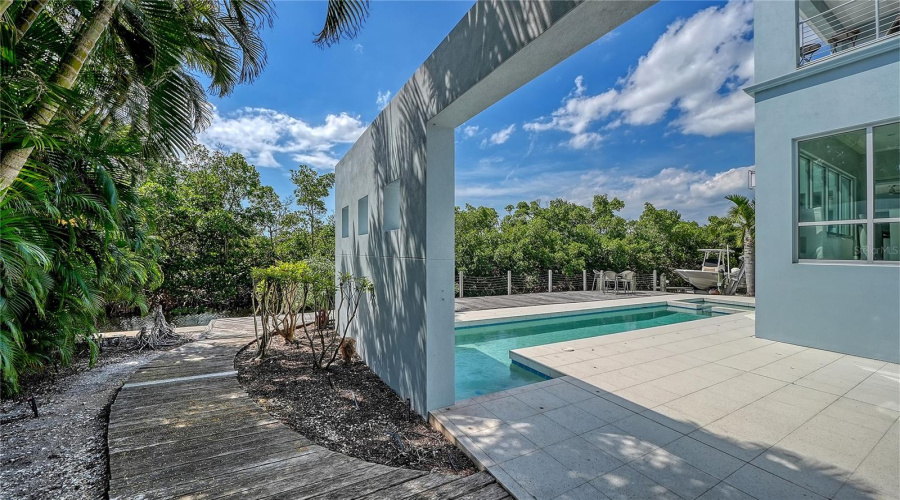 Longboat Key, Florida 34228, 4 Bedroom Bedrooms, ,3 Bathroombathrooms,Residential,For Sale,Jungle Queen,0,Mfra4696488