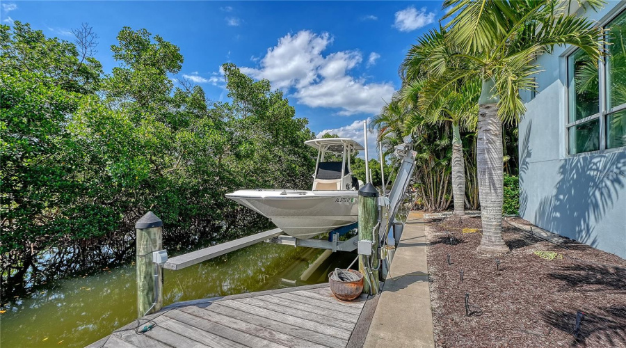 Longboat Key, Florida 34228, 4 Bedroom Bedrooms, ,3 Bathroombathrooms,Residential,For Sale,Jungle Queen,0,Mfra4696488