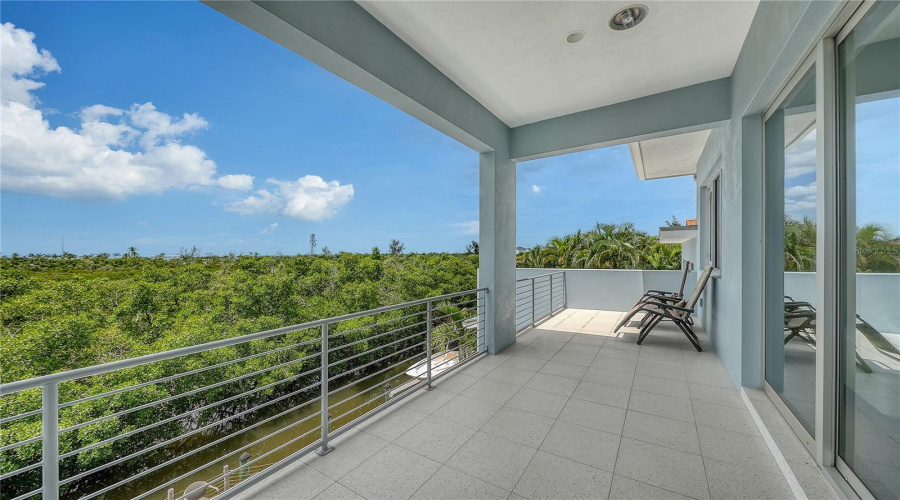 Longboat Key, Florida 34228, 4 Bedroom Bedrooms, ,3 Bathroombathrooms,Residential,For Sale,Jungle Queen,0,Mfra4696488