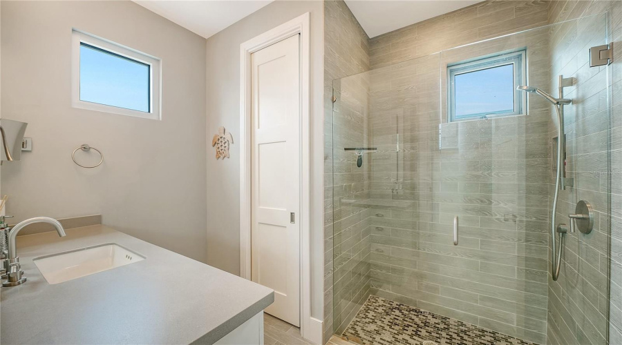 Longboat Key, Florida 34228, 4 Bedroom Bedrooms, ,3 Bathroombathrooms,Residential,For Sale,Jungle Queen,0,Mfra4696488