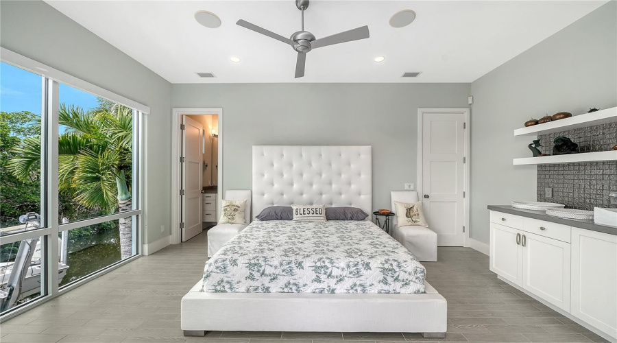 Longboat Key, Florida 34228, 4 Bedroom Bedrooms, ,3 Bathroombathrooms,Residential,For Sale,Jungle Queen,0,Mfra4696488