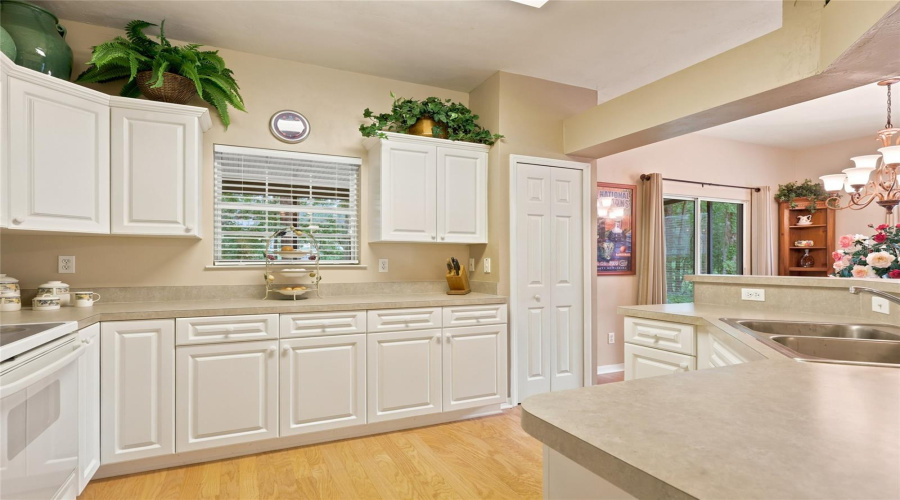 Gainesville, Florida 32606, 2 Bedroom Bedrooms, ,2 Bathroombathrooms,Residential,For Sale,105Th,0,Mfrgc542300