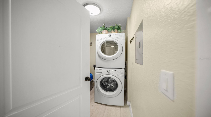 Sarasota, Florida 34238, 2 Bedroom Bedrooms, ,2 Bathroombathrooms,Residential,For Sale,Central Sarasota,0,Mfra4702464