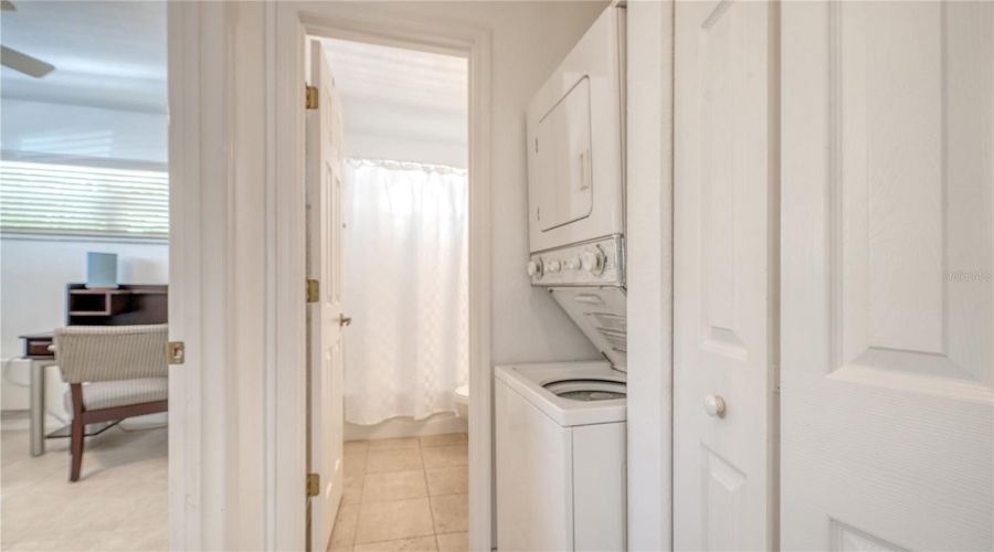 Sarasota, Florida 34239, 2 Bedroom Bedrooms, ,1 Bathroombathrooms,Residential,For Sale,Hillview,0,Mfra4701452