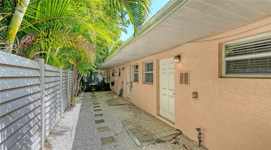 Sarasota, Florida 34239, 2 Bedroom Bedrooms, ,1 Bathroombathrooms,Residential,For Sale,Hillview,0,Mfra4701452