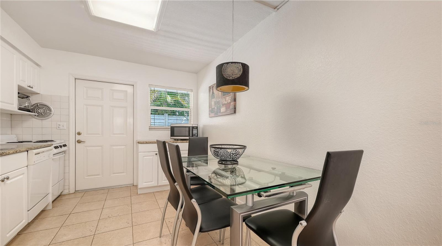 Sarasota, Florida 34239, 2 Bedroom Bedrooms, ,1 Bathroombathrooms,Residential,For Sale,Hillview,0,Mfra4701452