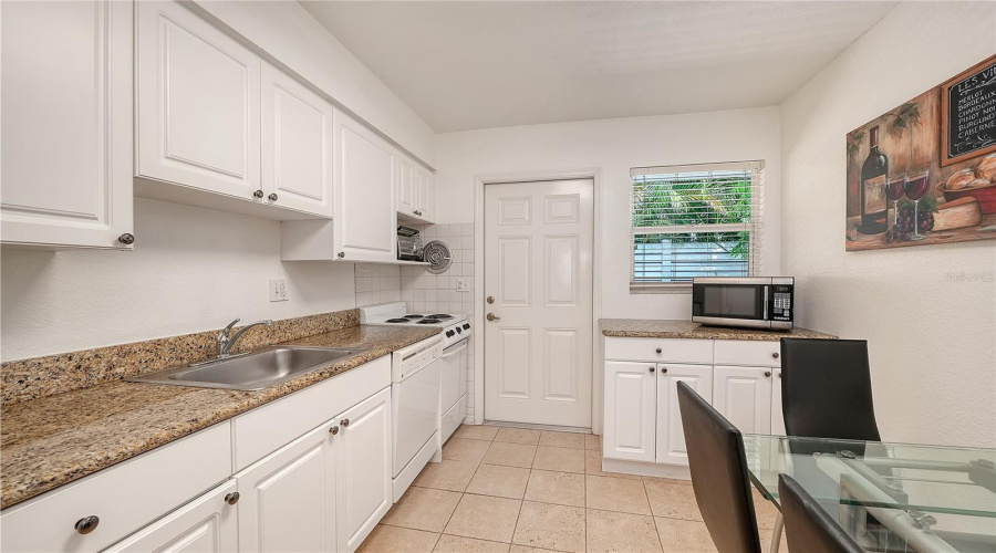 Sarasota, Florida 34239, 2 Bedroom Bedrooms, ,1 Bathroombathrooms,Residential,For Sale,Hillview,0,Mfra4701452