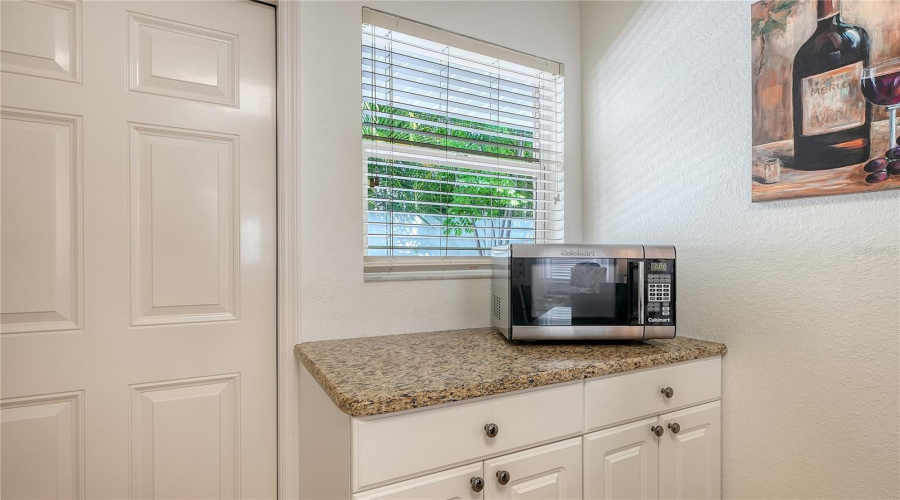 Sarasota, Florida 34239, 2 Bedroom Bedrooms, ,1 Bathroombathrooms,Residential,For Sale,Hillview,0,Mfra4701452