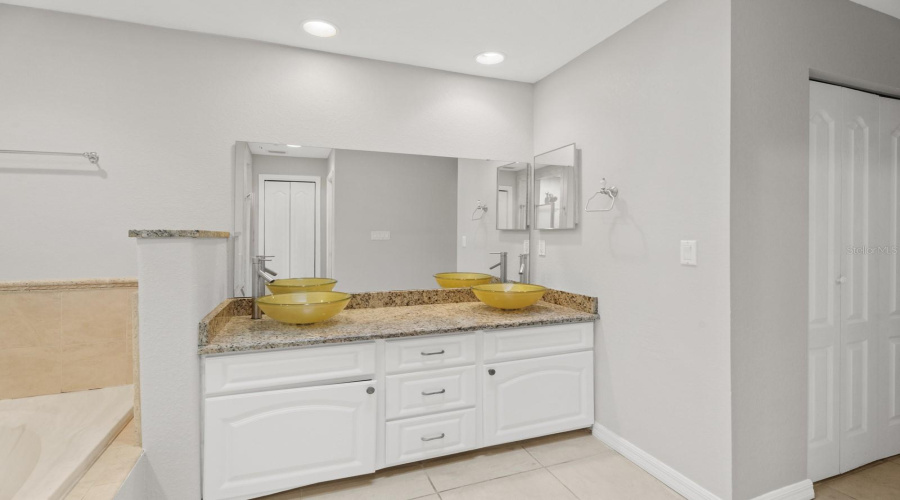 Orlando, Florida 32819, 4 Bedroom Bedrooms, ,3 Bathroombathrooms,Residential,For Sale,Pinemount,0,Mfro6428324