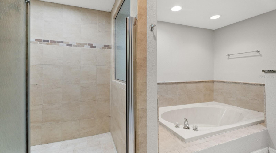 Orlando, Florida 32819, 4 Bedroom Bedrooms, ,3 Bathroombathrooms,Residential,For Sale,Pinemount,0,Mfro6428324