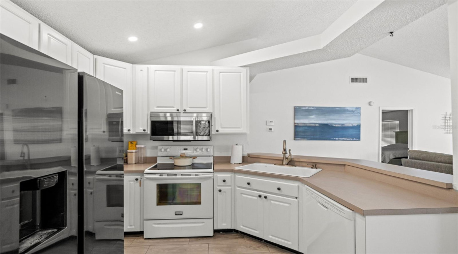Tampa, Florida 33624, 3 Bedroom Bedrooms, ,2 Bathroombathrooms,Residential,For Sale,Trowbridge,0,Mfrtb8529176