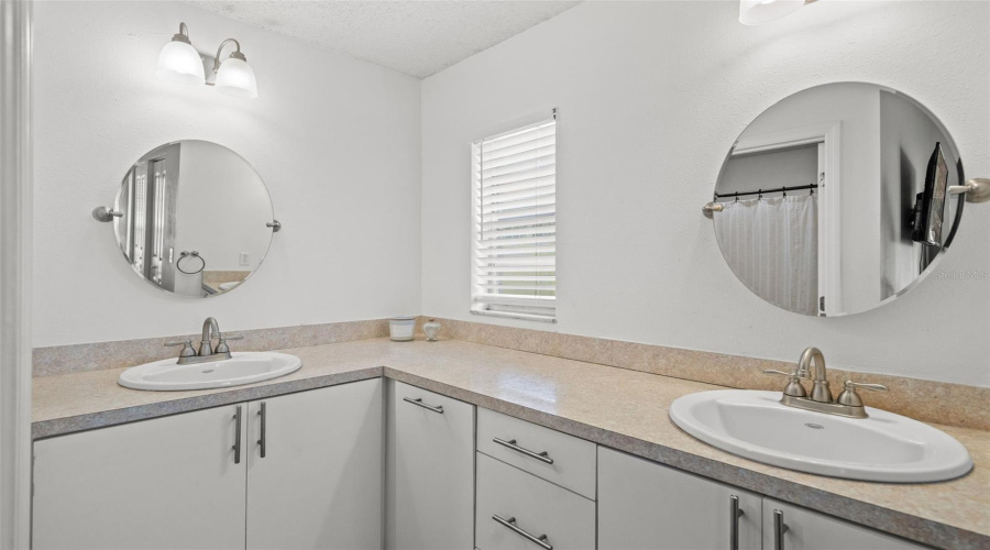 Tampa, Florida 33624, 3 Bedroom Bedrooms, ,2 Bathroombathrooms,Residential,For Sale,Trowbridge,0,Mfrtb8529176