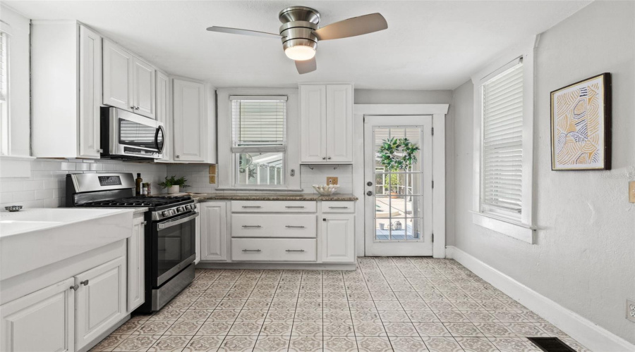 Tampa, Florida 33604, 3 Bedroom Bedrooms, ,1 Bathroombathrooms,Residential,For Sale,Henry,0,Mfrtb8511252