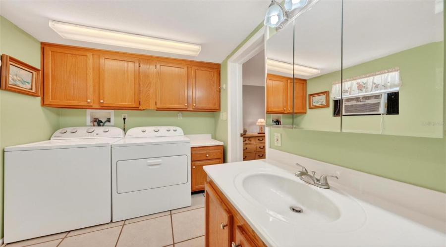 Tavares, Florida 32778, 3 Bedroom Bedrooms, ,2 Bathroombathrooms,Residential,For Sale,Howard,0,Mfrg5112594
