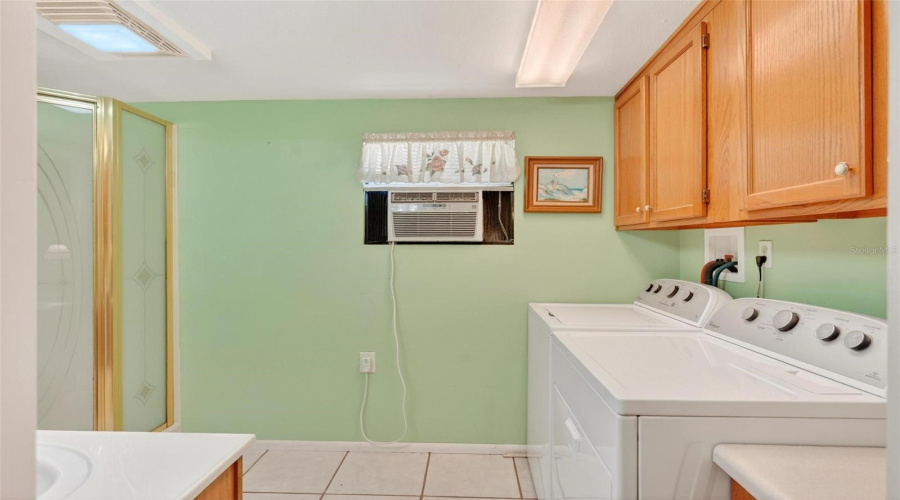 Tavares, Florida 32778, 3 Bedroom Bedrooms, ,2 Bathroombathrooms,Residential,For Sale,Howard,0,Mfrg5112594