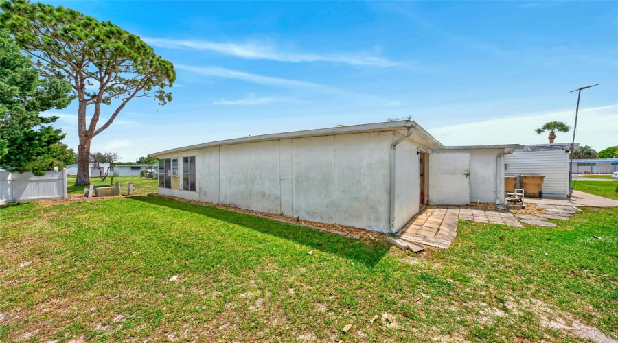 Tavares, Florida 32778, 3 Bedroom Bedrooms, ,2 Bathroombathrooms,Residential,For Sale,Howard,0,Mfrg5112594