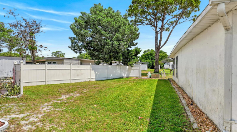 Tavares, Florida 32778, 3 Bedroom Bedrooms, ,2 Bathroombathrooms,Residential,For Sale,Howard,0,Mfrg5112594