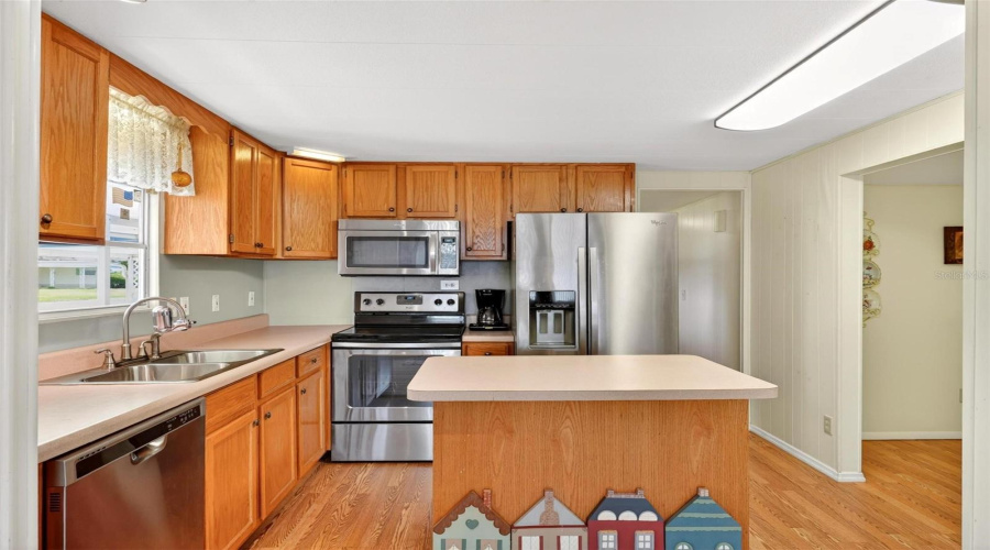 Tavares, Florida 32778, 3 Bedroom Bedrooms, ,2 Bathroombathrooms,Residential,For Sale,Howard,0,Mfrg5112594