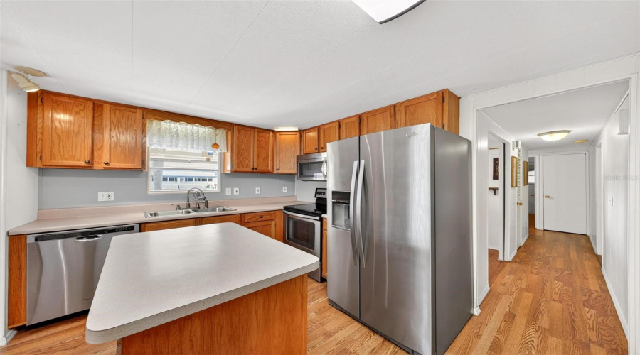 Tavares, Florida 32778, 3 Bedroom Bedrooms, ,2 Bathroombathrooms,Residential,For Sale,Howard,0,Mfrg5112594