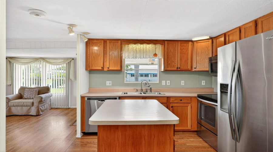 Tavares, Florida 32778, 3 Bedroom Bedrooms, ,2 Bathroombathrooms,Residential,For Sale,Howard,0,Mfrg5112594