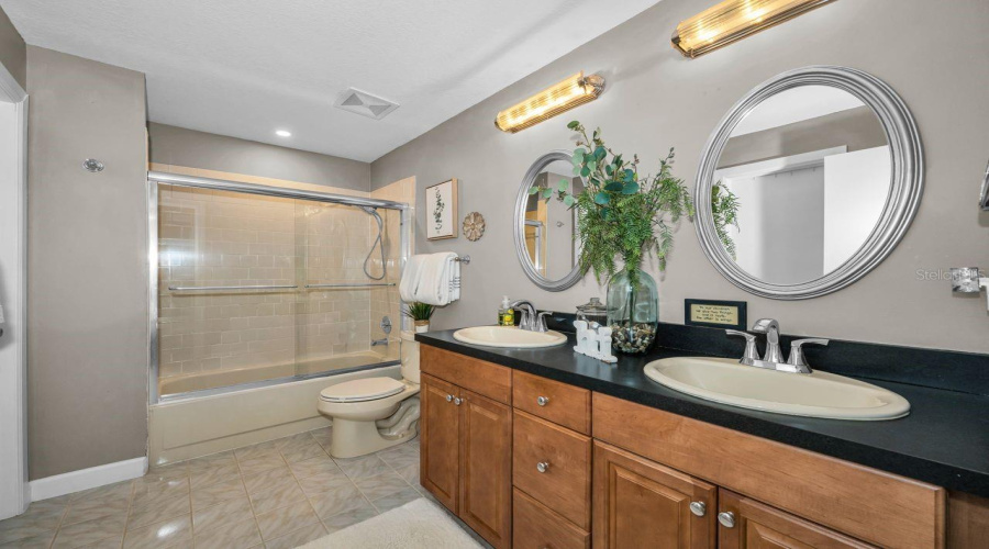 Tampa, Florida 33635, 3 Bedroom Bedrooms, ,2 Bathroombathrooms,Residential,For Sale,Silvermill,0,Mfrtb8539438