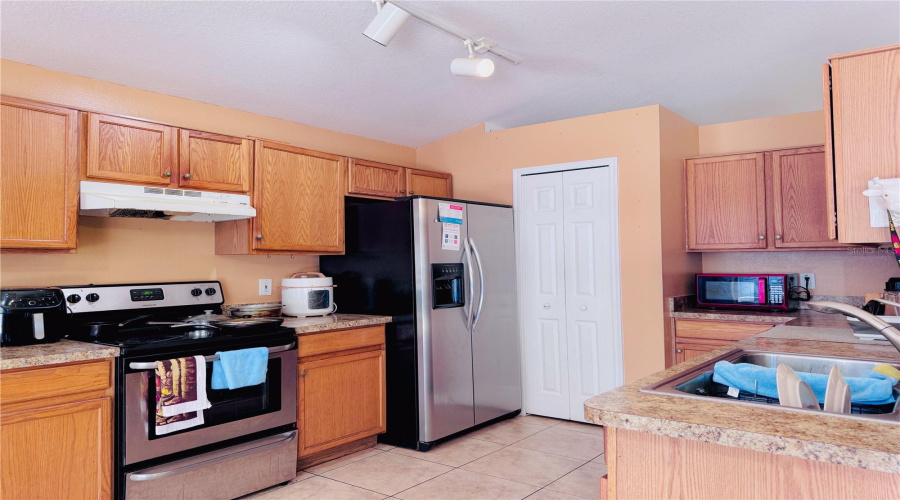 Orlando, Florida 32824, 4 Bedroom Bedrooms, ,2 Bathroombathrooms,Residential,For Sale,Lytton,0,Mfro6429673