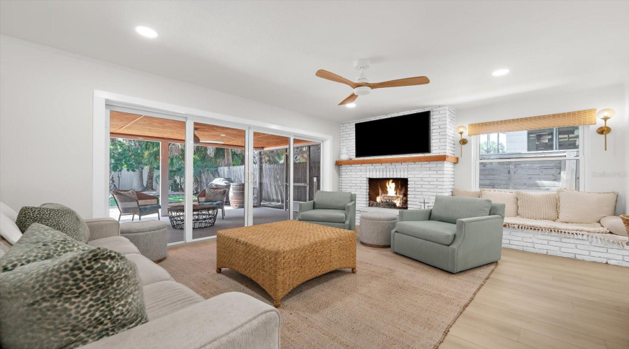 Clearwater Beach, Florida 33767, 3 Bedroom Bedrooms, ,3 Bathroombathrooms,Residential,For Sale,Bay Esplanade,0,Mfrtb8509329