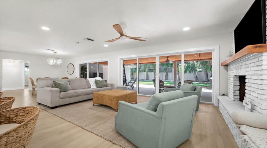 Clearwater Beach, Florida 33767, 3 Bedroom Bedrooms, ,3 Bathroombathrooms,Residential,For Sale,Bay Esplanade,0,Mfrtb8509329