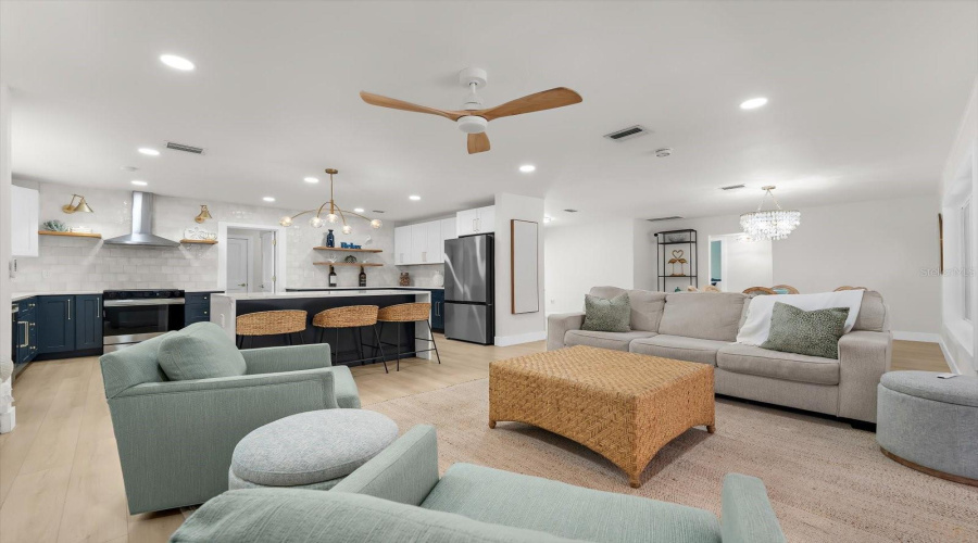 Clearwater Beach, Florida 33767, 3 Bedroom Bedrooms, ,3 Bathroombathrooms,Residential,For Sale,Bay Esplanade,0,Mfrtb8509329