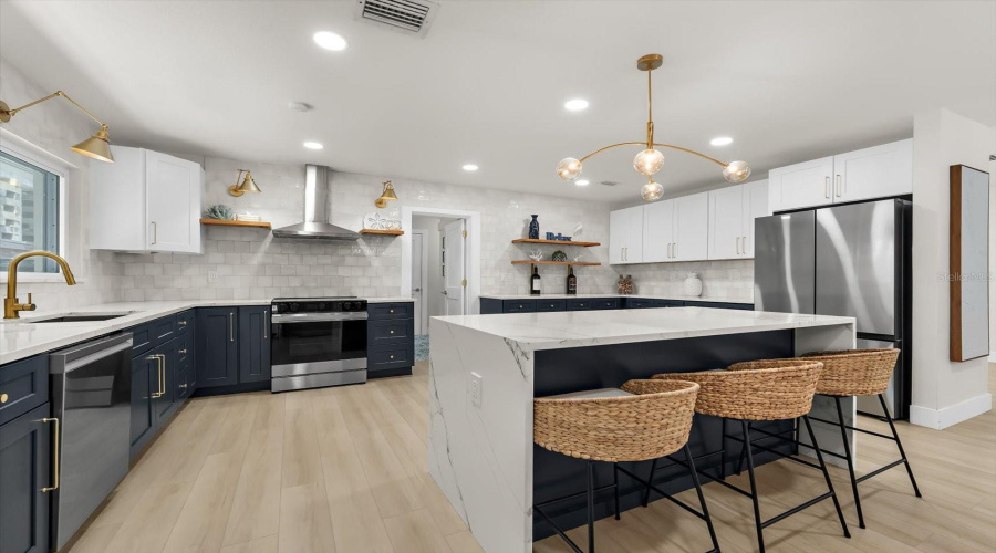 Clearwater Beach, Florida 33767, 3 Bedroom Bedrooms, ,3 Bathroombathrooms,Residential,For Sale,Bay Esplanade,0,Mfrtb8509329