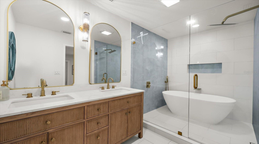 Clearwater Beach, Florida 33767, 3 Bedroom Bedrooms, ,3 Bathroombathrooms,Residential,For Sale,Bay Esplanade,0,Mfrtb8509329