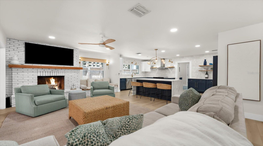 Clearwater Beach, Florida 33767, 3 Bedroom Bedrooms, ,3 Bathroombathrooms,Residential,For Sale,Bay Esplanade,0,Mfrtb8509329