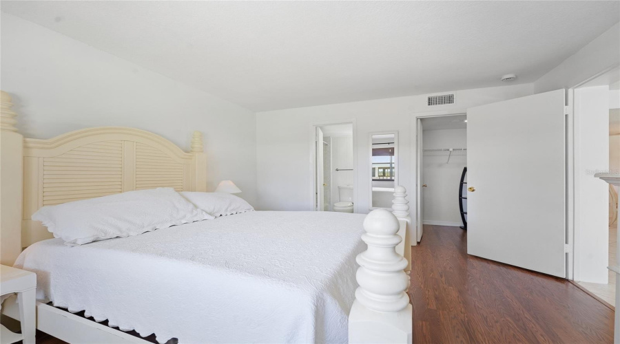 Premier Br To Bath And Walk In Closet