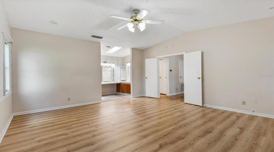 Lady Lake, Florida 32159, 2 Bedroom Bedrooms, ,2 Bathroombathrooms,Residential,For Sale,Schwartz,0,Mfrg5116448