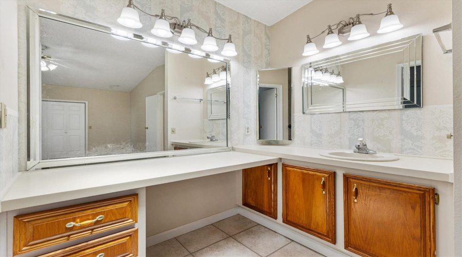 Lady Lake, Florida 32159, 2 Bedroom Bedrooms, ,2 Bathroombathrooms,Residential,For Sale,Schwartz,0,Mfrg5116448