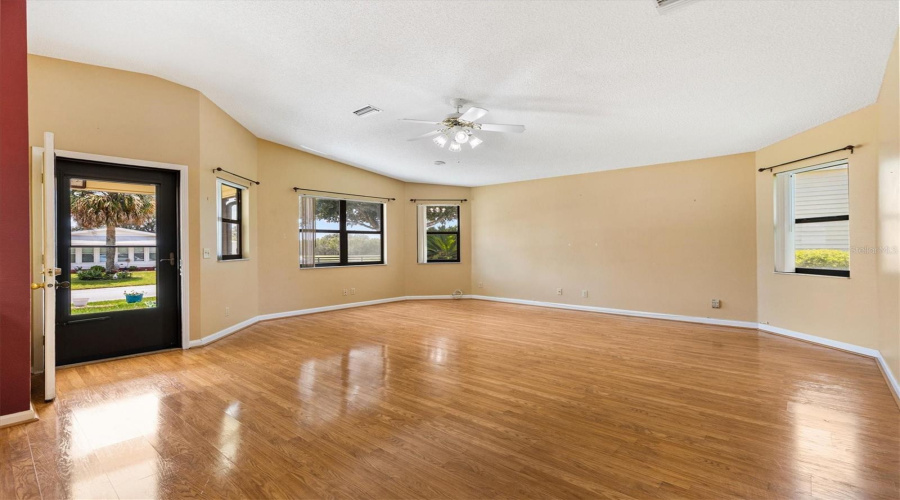 Lady Lake, Florida 32159, 2 Bedroom Bedrooms, ,2 Bathroombathrooms,Residential,For Sale,Schwartz,0,Mfrg5116448