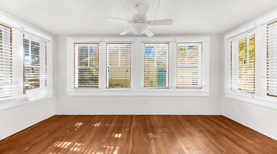 Bradenton, Florida 34205, 2 Bedroom Bedrooms, ,2 Bathroombathrooms,Residential,For Sale,8Th,0,Mfra4681182